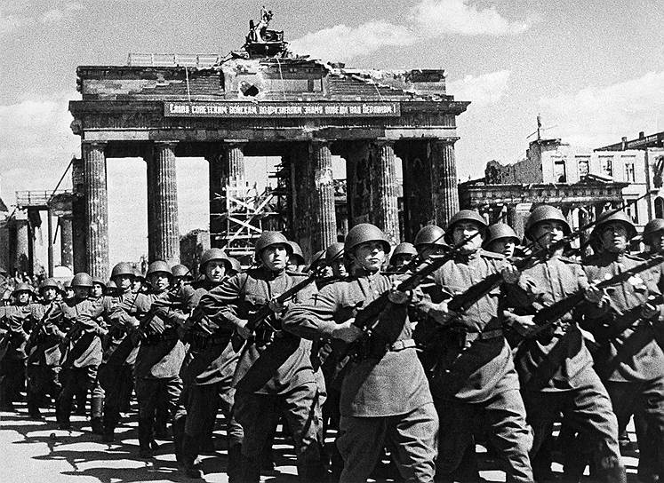 Первый Парад Победы состоялся 4 мая 1945 года в Берлине. Советские солдаты прошли маршем от Рейхстага до Бранденбургских ворот. Улицы города еще дымились от пожаров, а на окраинах слышались выстрелы. Принимал парад первый советский комендант Берлина Николай Берзарин