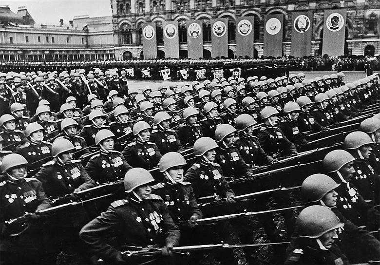 24 июня 1945 года в Москве на Красной площади прошел один из самых многочисленных парадов. В нем участвовало около 40 тыс. военных: 24 маршала, 249 генералов, 2,5 тыс. офицеров, более 31 тыс. рядовых и сержантов. В параде также участвовали военные собаки. Единственный пес, награжденный медалью «За боевые заслуги», из-за ранения не смог пройти строем: его пронесли на кителе Иосифа Сталина. Парад Победы принимал маршал Георгий Жуков, командовал парадом маршал Константин Рокоссовский