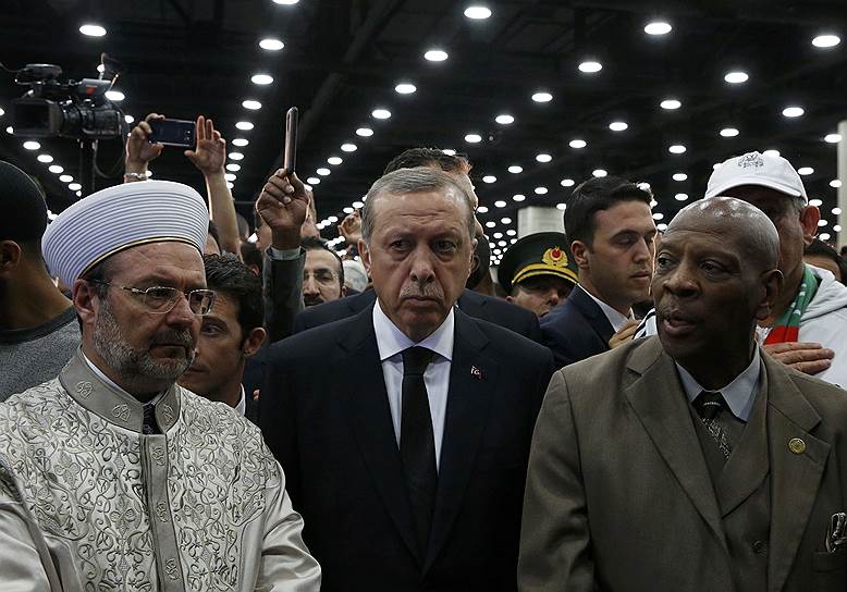 Президент Турции Реджеп Тайип Эрдоган (в центре)
