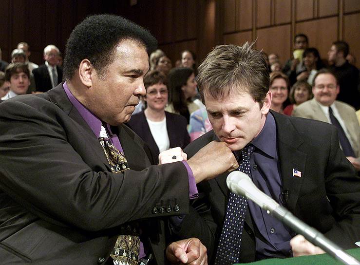 В 1998 году Майкл Джей Фокс признался, что в 1991 году ему поставили страшный диагноз — болезнь Паркинсона. Из-за прогрессирующей болезни Фокс принял решение покинуть «Спин-Сити», что и сделал в 2000 году
&lt;br>На фото: с боксером Мухаммедом Али, 2002 год