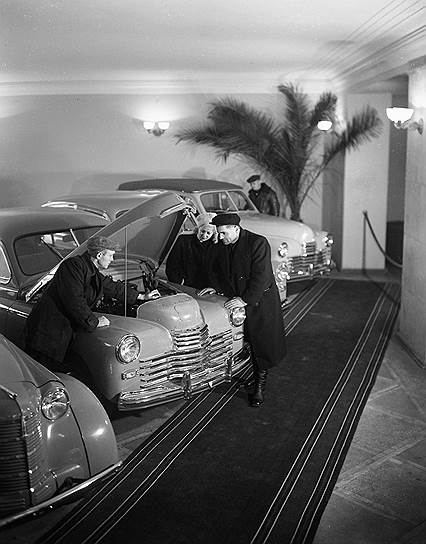 В 1946–1958 годах на Горьковском автомобильном заводе производился автомобиль ГАЗ-М20 «Победа». «Победа» была одним из первых советских автомобилей, широко предлагавшихся на экспорт. Уже в 1947 году в Европу была отправлена первая партия из 5 тыс. этих машин. Автомобиль поставляли в Финляндию, скандинавские страны, Бельгию, Англию и США. «Победа» являлась первым советским легковым автомобилем с несущим кузовом и одним из первых в мире, крупносерийно выпускавшихся с кузовом полностью понтонного типа — без выступающих крыльев и их рудиментов, подножек и фар
