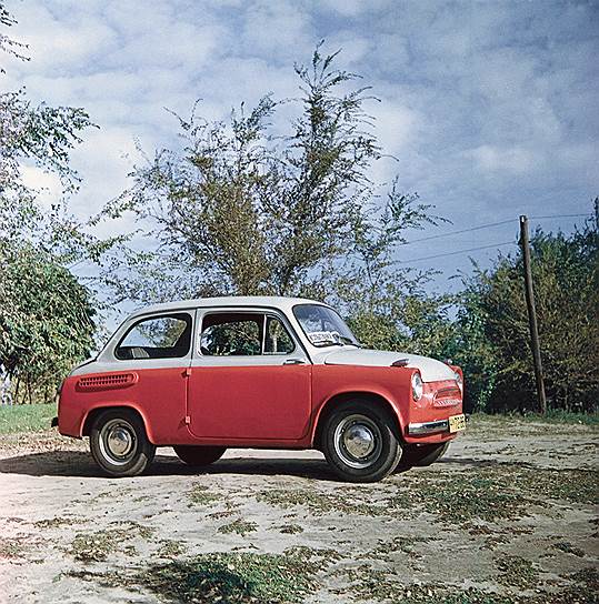 С 1960 по 1969 год выпускался первый автомобиль Запорожского автомобилестроительного завода ЗАЗ-965, известный как «горбатый запорожец». Экспортная версия ЗАЗ — 965Э/965АЭ «Ялта» (в Европе была известна как Jalta или Yalta) — поставлялась в ГДР, Болгарию, Венгрию, Финляндию, а также на Кубу. Заднемоторные ЗАЗ-965Э отличались от машин для внутреннего рынка наличием двух наклонных молдингов по бокам кузова, хромированным зеркалом заднего вида на левом крыле, штатным радиоприемником, а иногда и двухцветной окраской