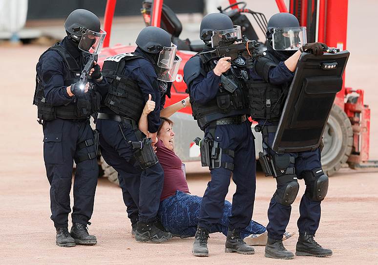 Французские полицейские во время учений по предотвращению беспорядков в Лионе 