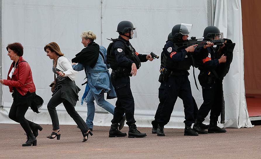 Французские полицейские проводят учения в Лионе 