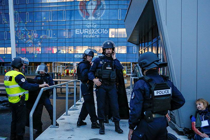 Французские полицейские у стадиона «Стад де Люмьер» в Лионе 