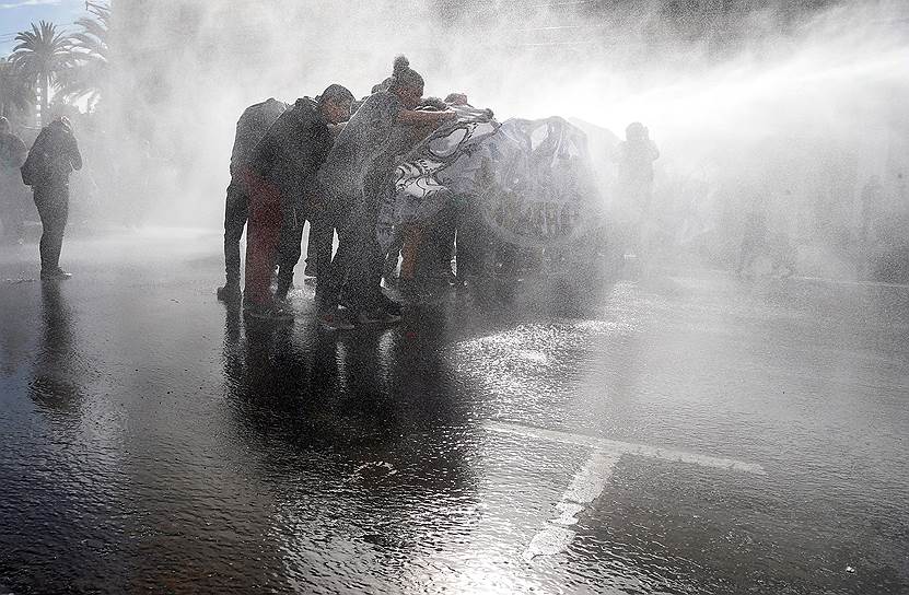 Вальпараисо, Чили. Разгон студенческой демонстрации с помощью водомета