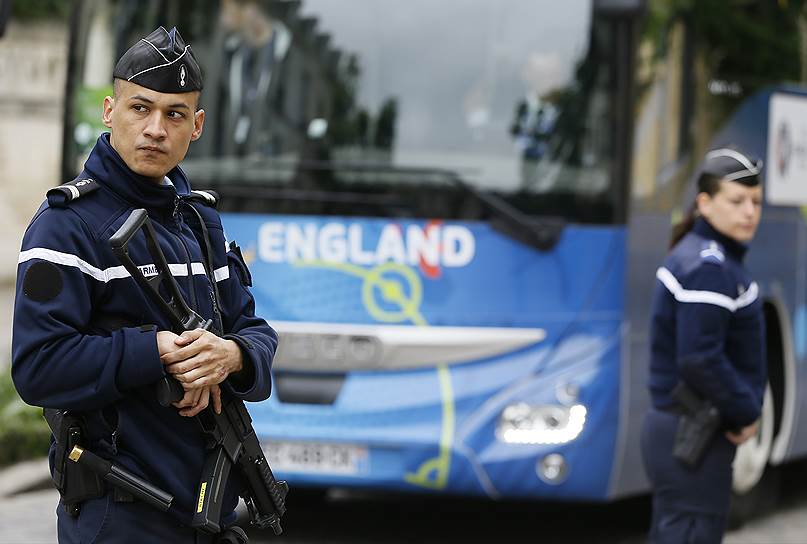 Сотрудники полиции охраняют автобус с английскими футбольными болельщиками у поместья  Шантийи