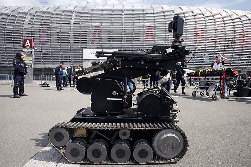 Французские полицейские используют робота во время учений у стадиона «Пьер Моруа» в городе Вильнев-дАск