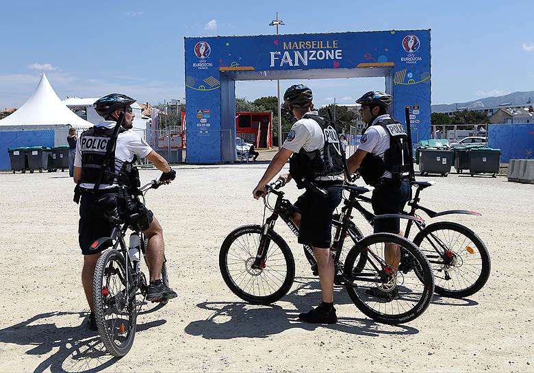 Французские полицейские патрулируют пляж Прадо на велосипедах в Марселе 