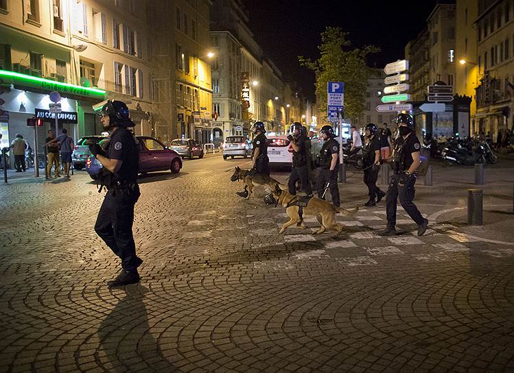 Полицейские патрули на улице после драки в Марселе