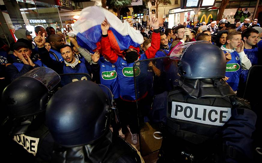 Французские полицейские возле болельщиков, прибывших на вокзал Марселя 