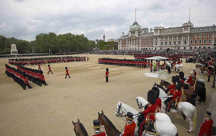 Военный парад в честь празднования так называемого официального дня рождения королевы Елизаветы II в Лондоне
