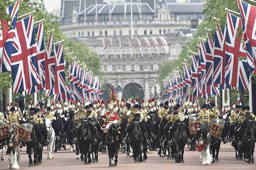 Парад в честь празднования так называемого официального дня рождения королевы Елизаветы II


