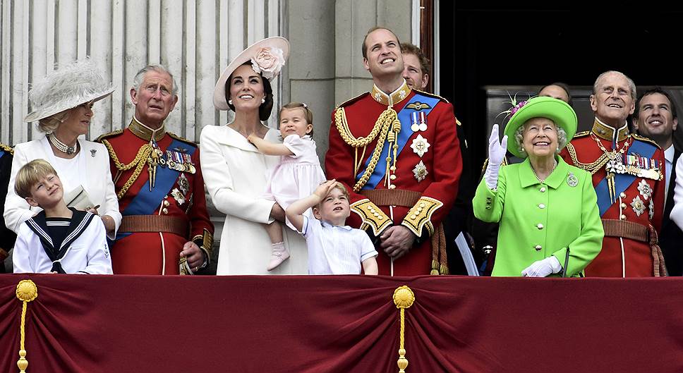 Слева направо: герцогиня Коронульская Камилла, принц Чарльз, герцогиня Кембриджская Кэтрин с детьми Шарлоттой и Джорджем, принц Уильям, королева Елизавета II и принц Филипп