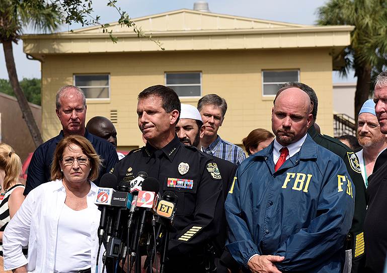 Слева направо: мэр округа Орандж Тереза Джейкобс, глава полиции Орландо Джон Мина и агент ФБР Рон Хоппер во время пресс-конференции