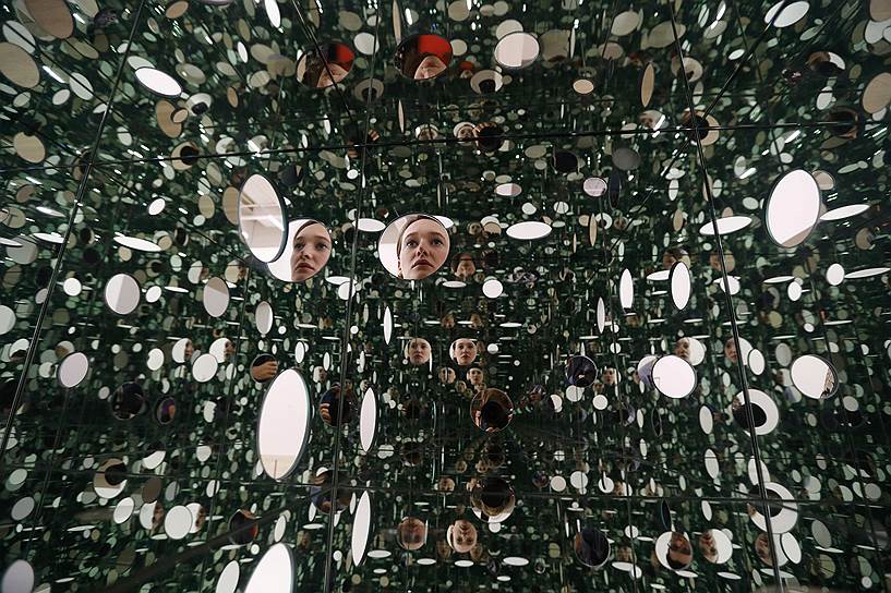 Лондон, Великобритания. Инсталляция «Зеркало и стекло» Яеи Кусамы в галерее Тейт Модерн