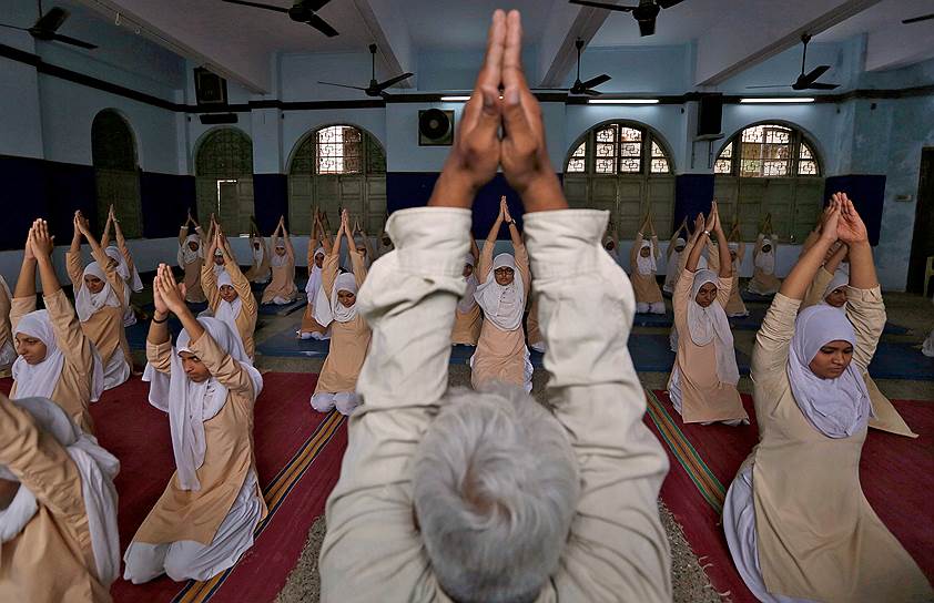 Ахмедабад, Индия. Урок йоги в школе для мусульманских девочек
