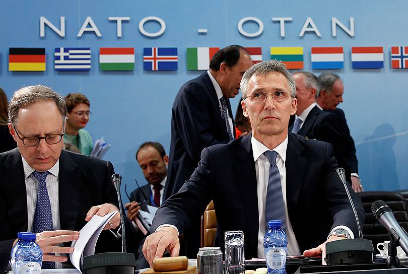 Члены НАТО во главе с генсеком альянса Йенсом Столтенбергом (на фото справа) больше всего озабочены поведением России