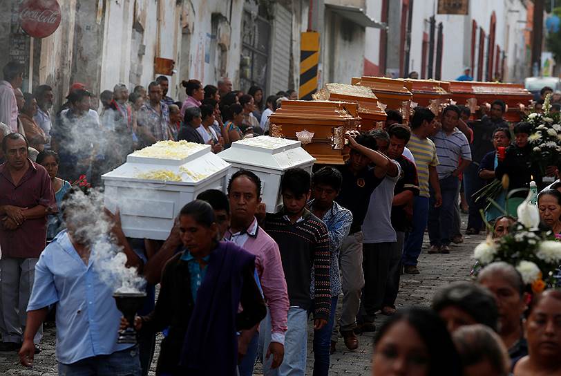 Кокскатлан, Мексика. Похороны 11 членов одной семьи, в том числе двух детей, убитых неизвестными преступниками в своем доме