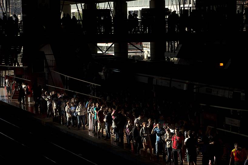 Мадрид, Испания. Пассажиры ждут в очереди на железнодорожном вокзале, чтобы сесть на поезд во время 24-часовой забастовки машинистов 