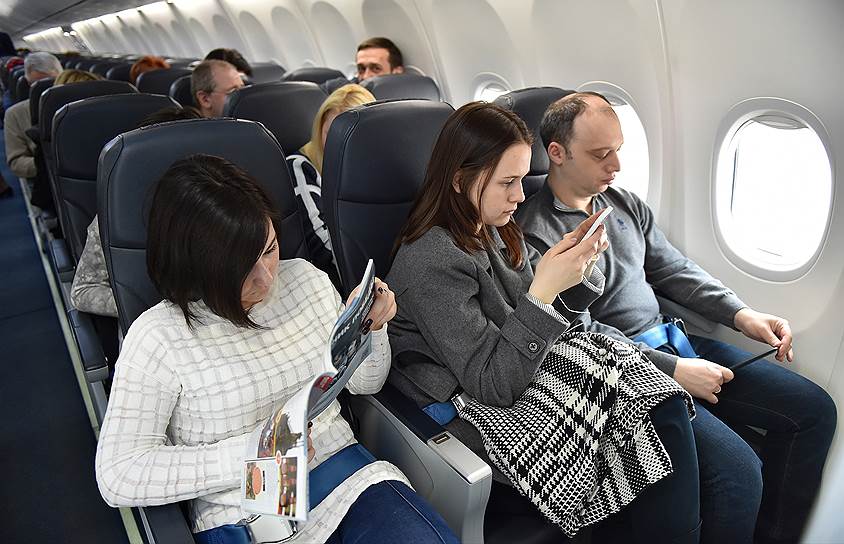 Люди сидят в самолете. Салонтсамолета с пассажипраи. Салон самолета с пассажирами. Самолет с пассажиром. Салон самолета с людьми.