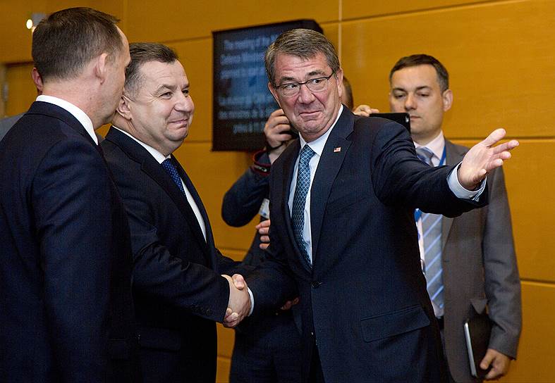 Глава Пентагона Эштон Картер (третий слева) пригласил министра обороны Украины Степана Полторака (второй слева) к более тесному сотрудничеству с НАТО