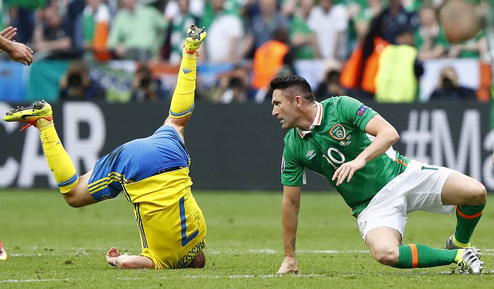 13 июня. Ирландия—Швеция (1:1). Шведский полузащитник Себастьян Ларссон (слева) и ирландский нападающий Робби Кин