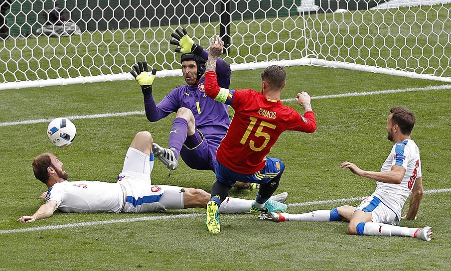 13 июня. Испания—Чехия (1:0). Испанский защитник Серхио Рамос упустил шанс забить гол