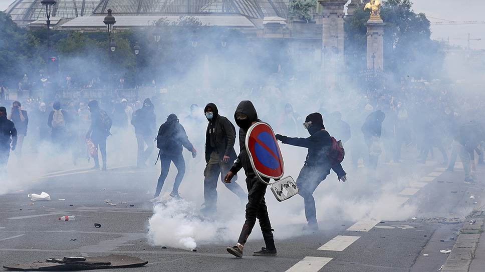 Французских демонстрантов попрекают камнями