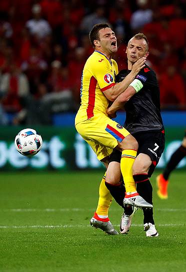 19 июня. Румыния—Албания (0:1). Румынский полузащитник Адриан Попа (слева) и албанский защитник Анси Аголи