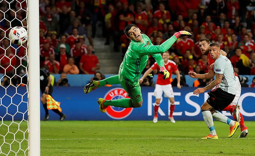 1 июля. Бельгия-Уэльс (1:3). Нападающий сборной Уэльса Сэм Воукс забивает третий год в ворота сборной Бельгии
