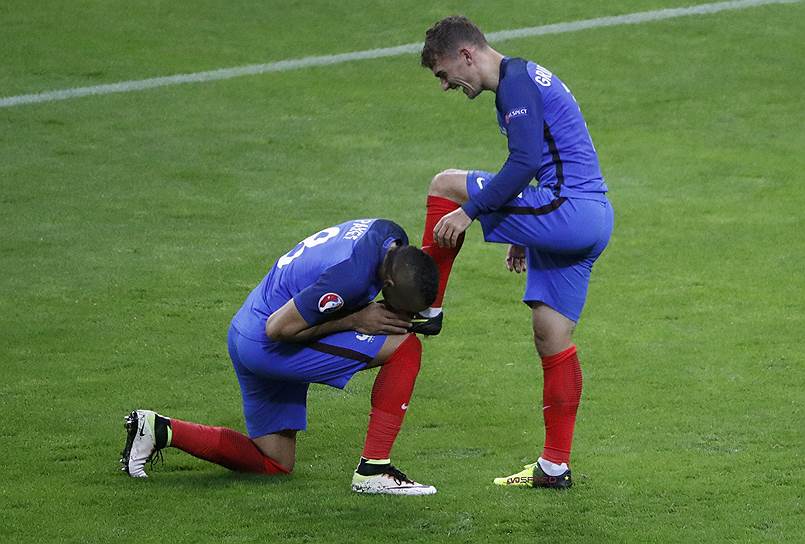3 июля. Франция—Исландия (5:2). Димитри Пайет поздравляет Антуана Гризмана с забитым мячом