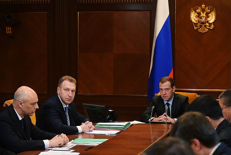 Слева направо: министр финансов России Антон Силуанов, вице-премьер РФ Игорь Шувалов, премьер-министр Дмитрий Медведев, 