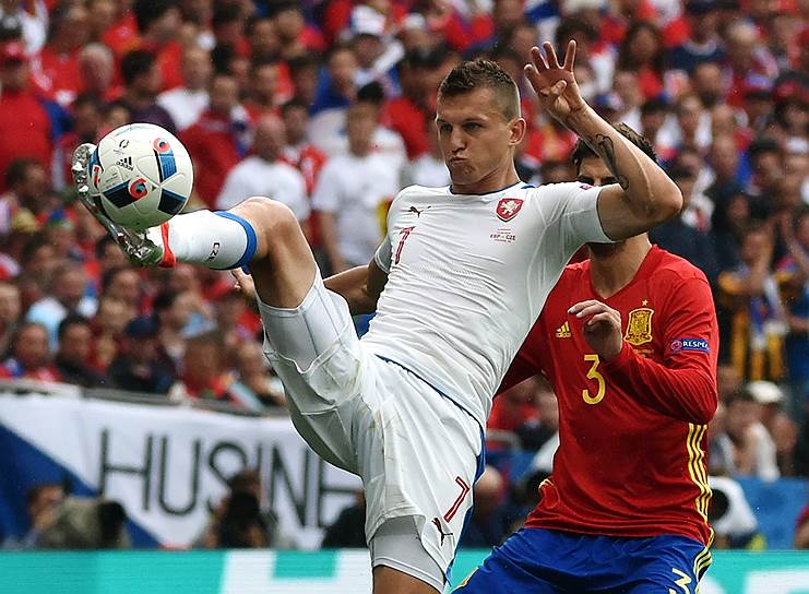 13 июня. Испания—Чехия (1:0). Чешский нападающий Томаш Нецид 