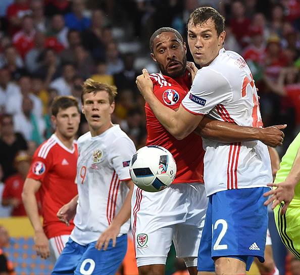 20 июня. Россия—Уэльс (0:3). Нападающий сборной России Артем Дзюба (справа)