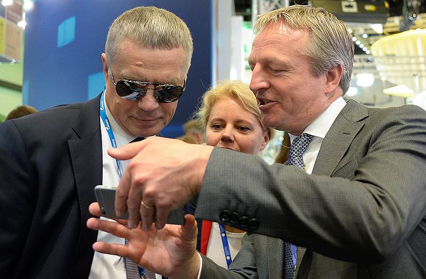 Зампред правления «Газпрома» Александр Медведев (слева)