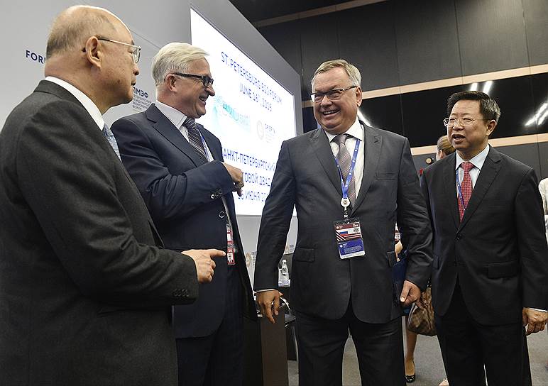 Глава Российского союза промышленников и предпринимателей (РСПП) Александр Шохин (второй слева) и глава ВТБ Андрей Костин (второй справа) 
