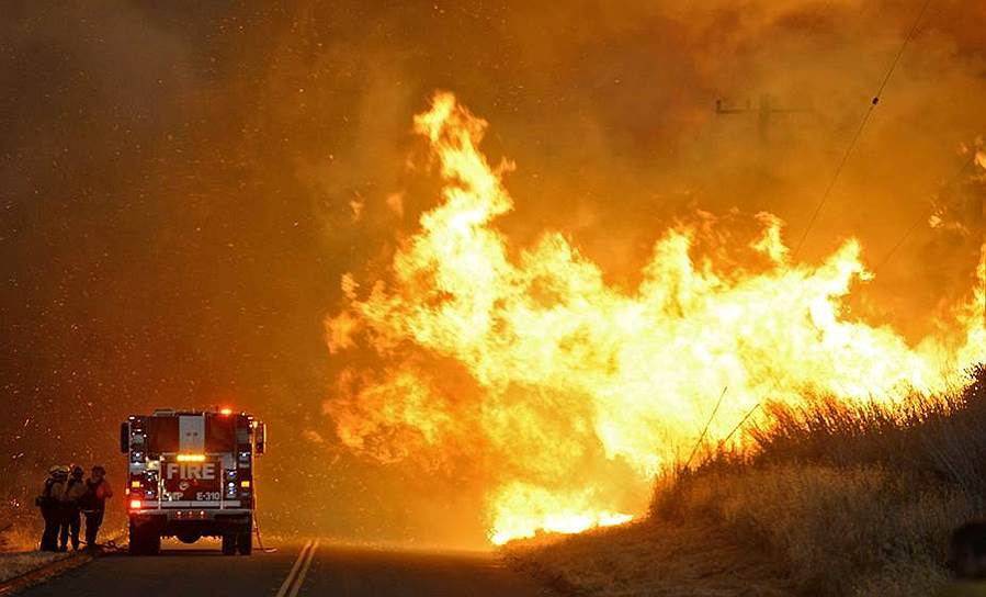 Калифорния, США. Пожарные борются с огнем. Из-за лесного пожара калифорнийская нефтегазовая компания Exxon Mobil эвакуировала вспомогательный персонал