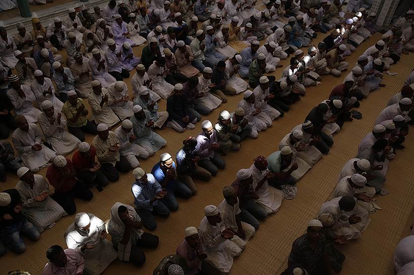 Аллахабад, Индия. Мусульмане на молитве