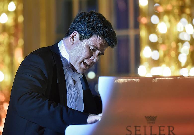 Выступление пианиста Дениса Мацуева на приеме Сбербанка и Валерия Гергиева в Екатерининском дворце Царского Села