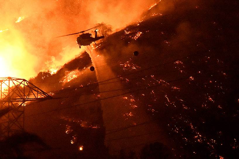 Лос-Анджелес, США. Тушение лесных пожаров с вертолета