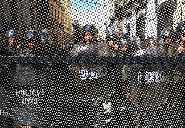 Ла-Пас, Боливия. Полицейские во время протеста Рабочего движения Боливии против политики правительства, которая привела к потере рабочих мест в текстильной промышленности