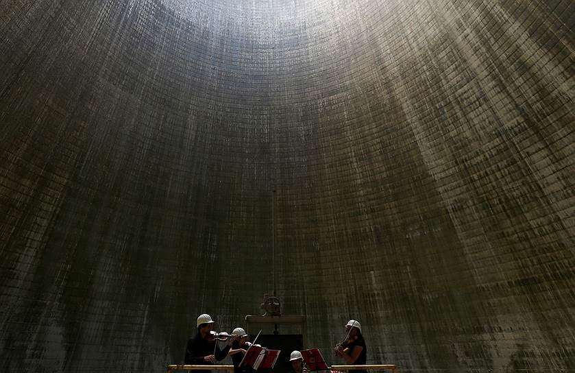 Тын-над-Влтавой, Чехия. Концерт Филармонического оркестра Южной Богемии внутри атомной электростанции «Темелин»