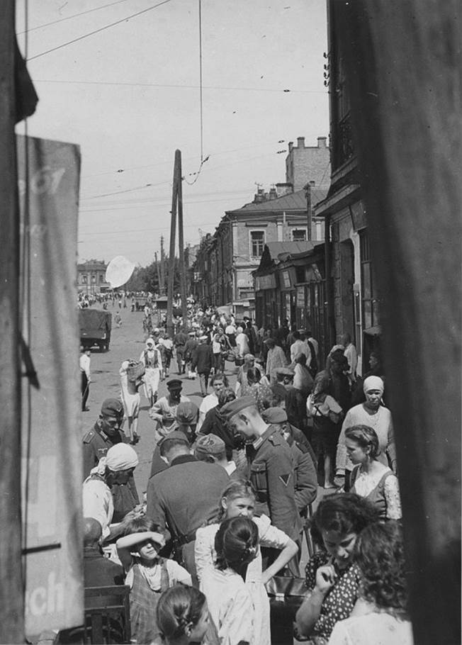 Оккупация ссср. Киев в оккупации 1941-1943 года. Оккупация немцами Украины в 1941. Оккупированная Украина 1941.