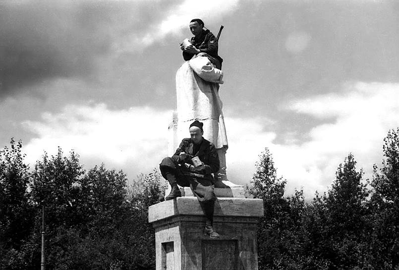 Украина, Донецк. Итальянские солдаты на обезглавленном памятнике Ленину