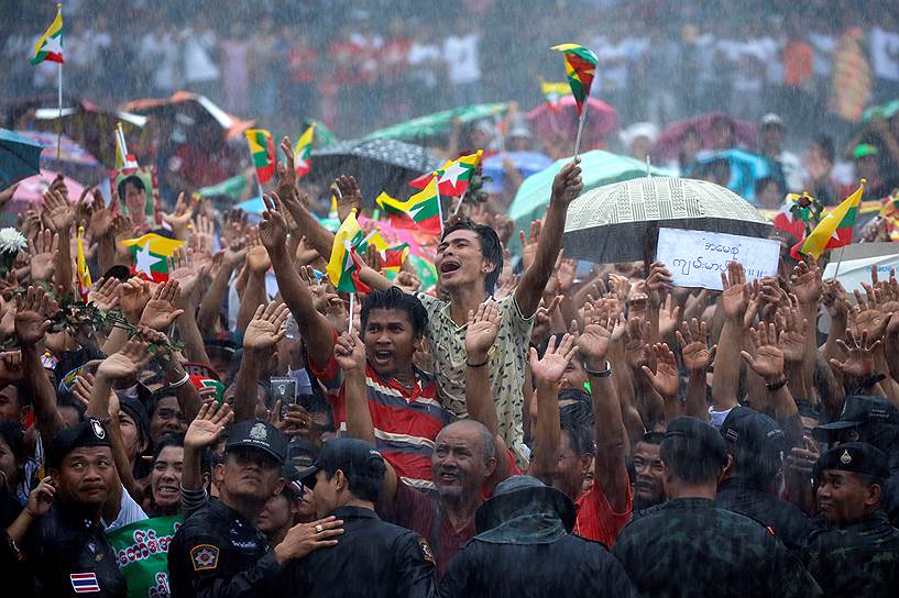 Бангкок, Таиланд. Рабочие мигранты приветствуют министра иностранных дел Мьянмы, во время его визита в Таиланд 