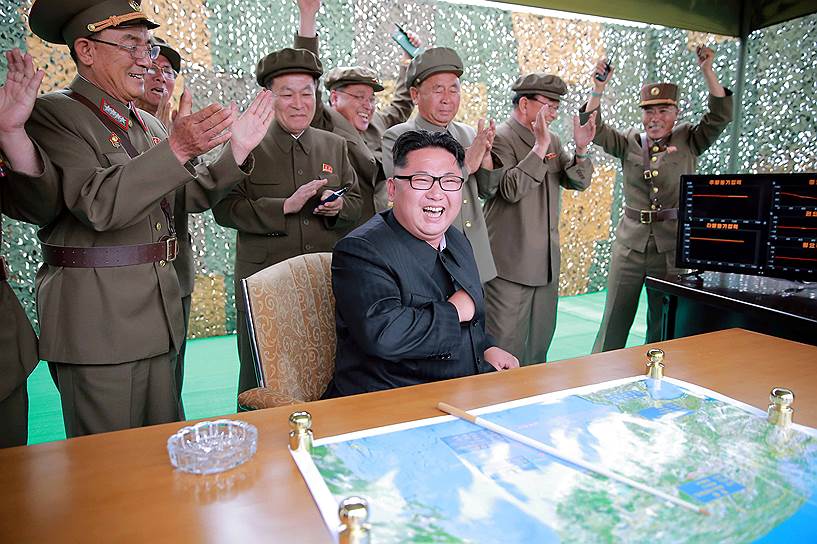 Пхеньян, Северная Корея. Глава КНДР Ким Чон Ын и его генералы аплодируют успешному запуску баллистической ракеты «Хвасонг-10»