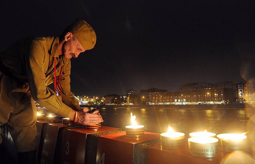 22 июня. В ночь с 21 на 22 июня в Москве тысячи людей приняли участие в акции «Вахта памяти-2016», которая проводится в память дня начала Великой Отечественной войны.