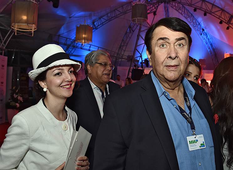Режиссер Рандхир Капур (справа) на вечеринке White Party журнала &quot;The Hollywood Reporter&quot; в рамках 38-го Московского международного кинофестиваля