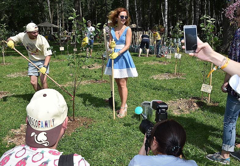  Актриса Елена Захарова во время посадки черешневого леса, компанией «Боско ди Чильеджи», в Bosco Outlet Vnukovo.
